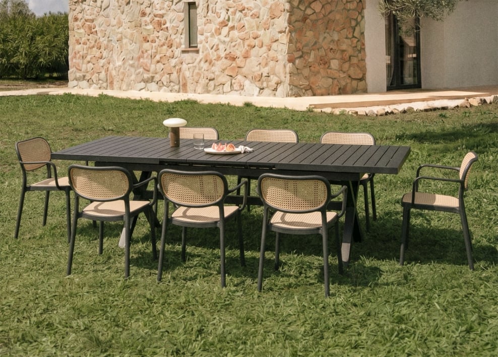 Set de mesa rectangular 240-300x100 cm extensible Karena y 8 sillas de jardín apilables con reposabrazos Omara