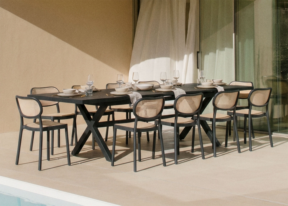 Set de mesa rectangular 240-300x100 cm extensible en aluminio Karena y 10 sillas de jardín apilables en polipropileno Omara