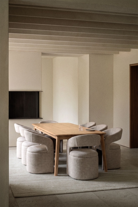 Set de mesa extensible (220-320x95 cm) en madera de roble Treveris y 8 sillas de comedor con reposabrazos en tela bouclé Jules
