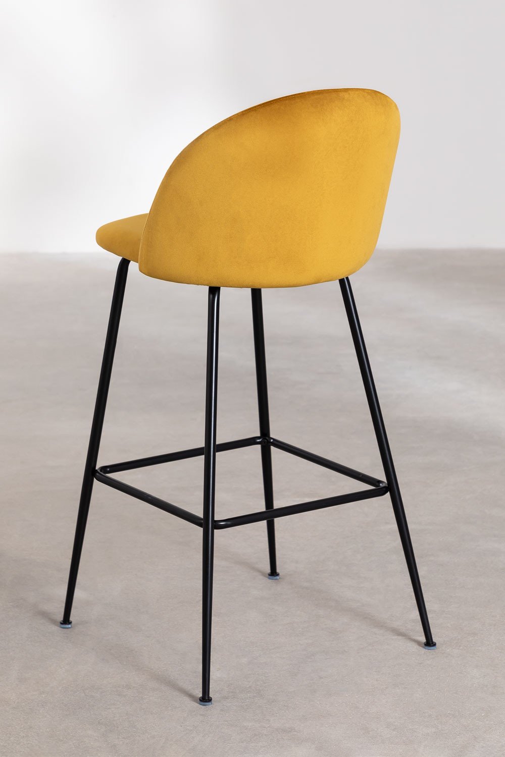 Taburete alto 75 cm en terciopelo mostaza y patas negras Kana Design, imagen de galer&iacute;a 3