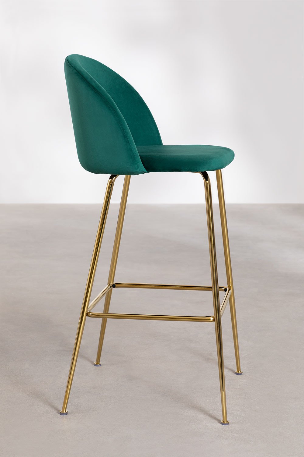 Taburete alto 75 cm en terciopelo verde jungla y patas doradas Kana Design, imagen de galería 2
