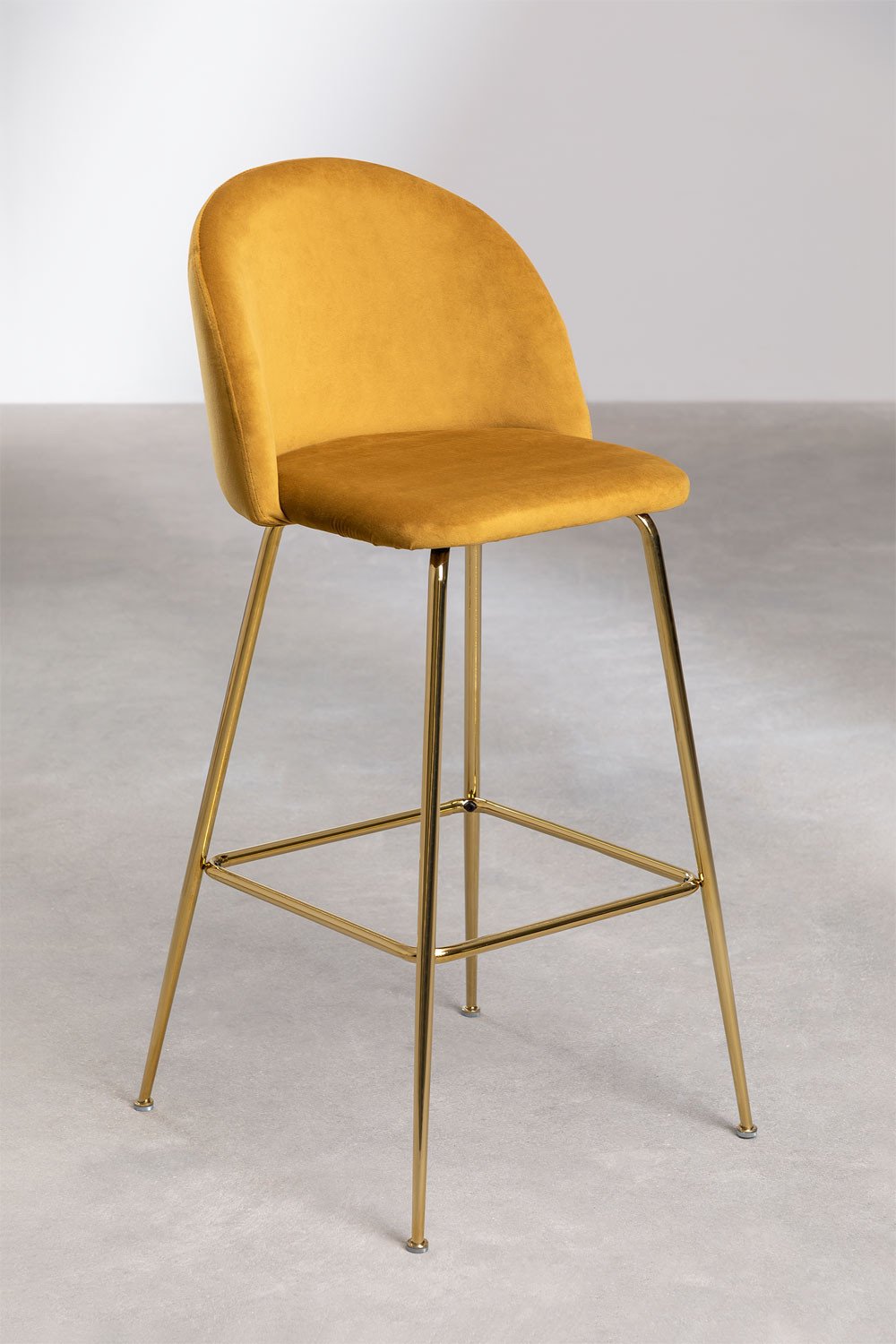 Taburete alto 75 cm en terciopelo mostaza y patas doradas Kana Design, imagen de galería 2