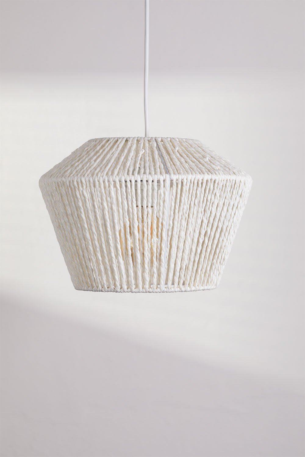 Lámpara de techo elaborada con trenzado de papel.