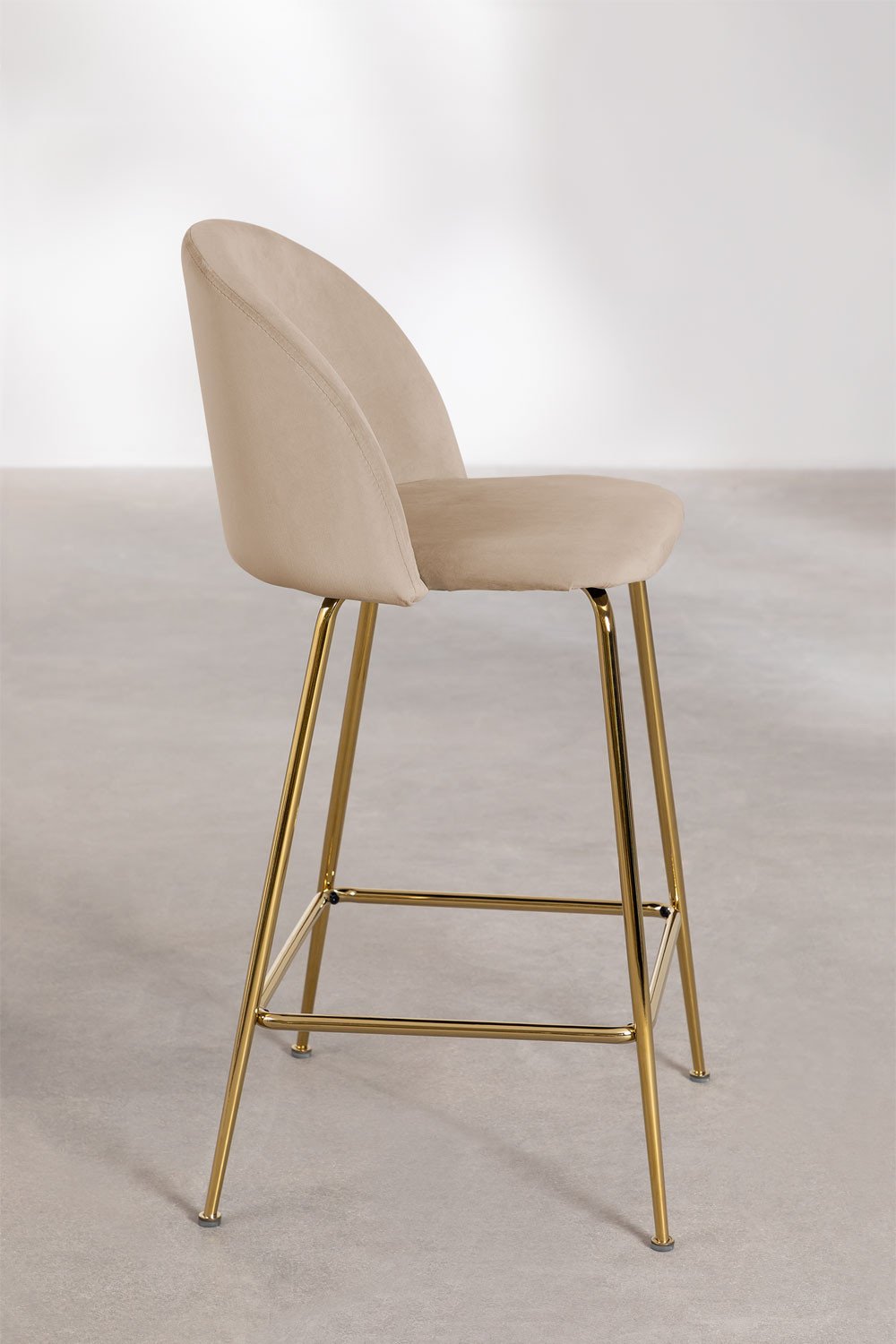 Taburete alto 65 cm en terciopelo marrón trigo y patas doradas Kana Design, imagen de galería 2