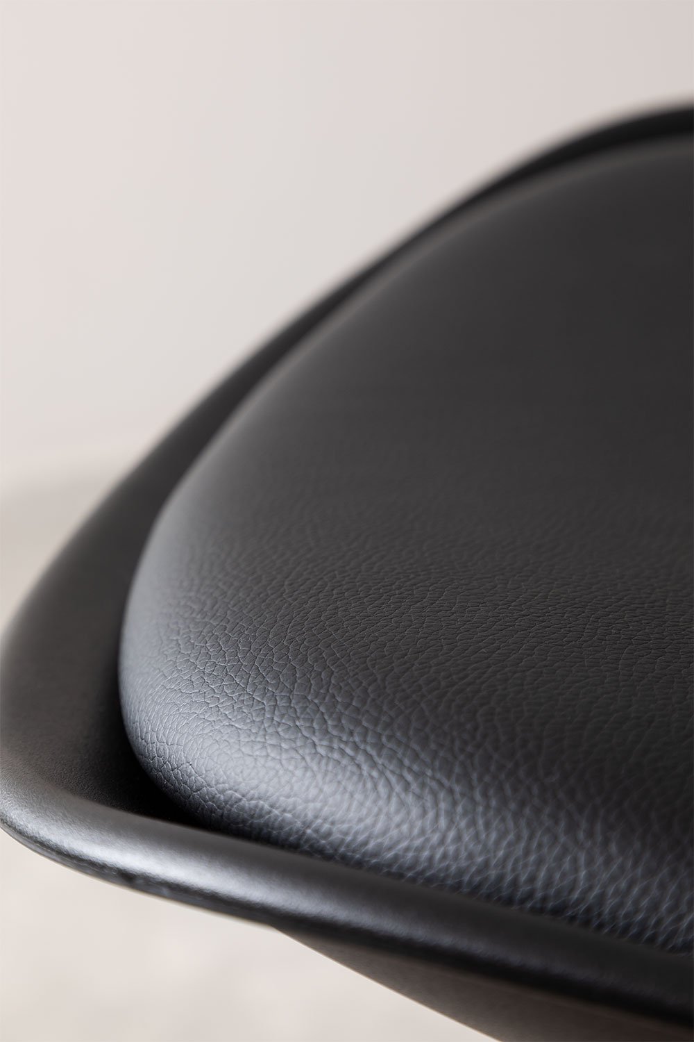 Taburete alto 65 cm con cojín en polipiel negro Nordic, imagen de galería 6