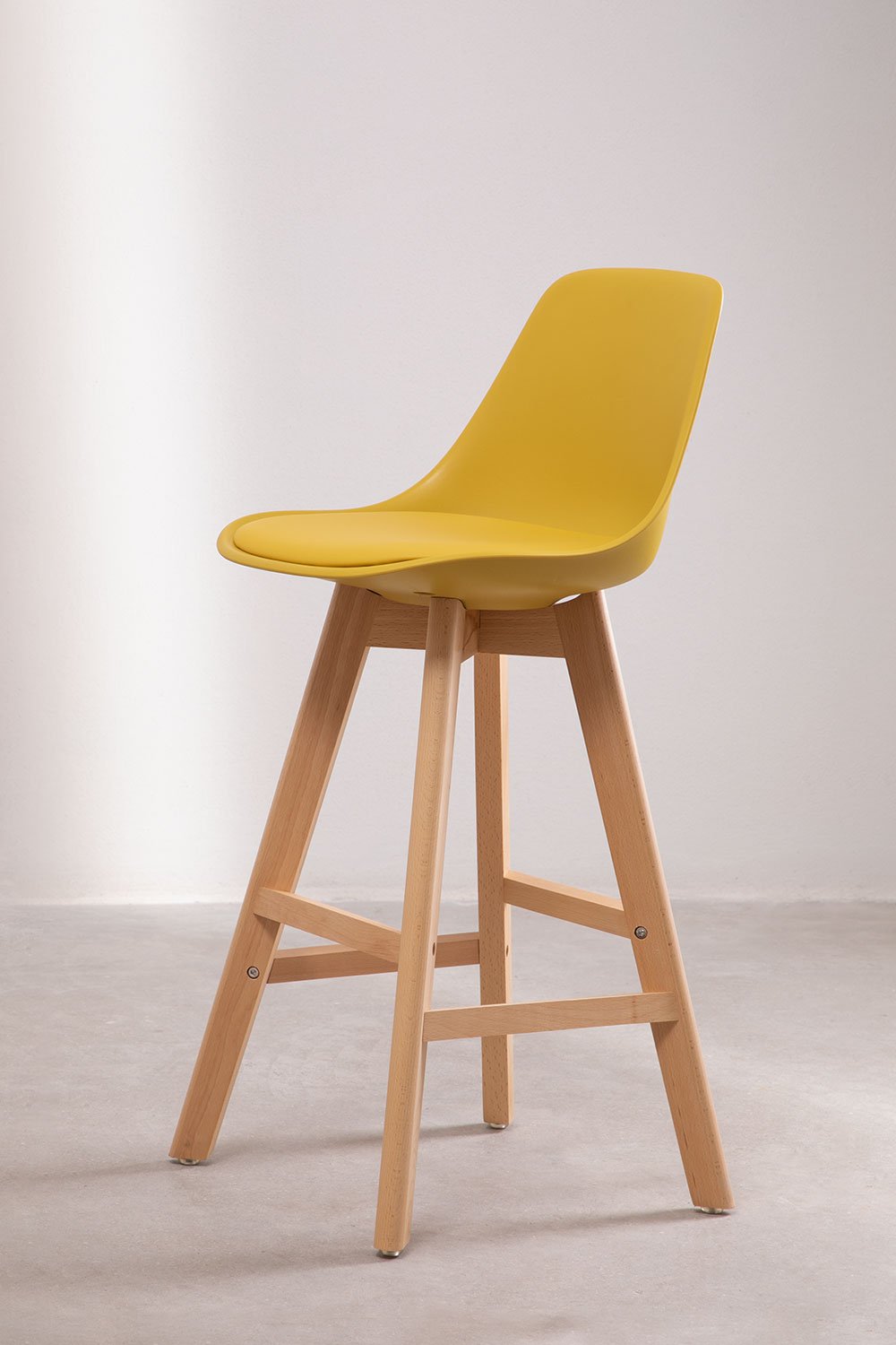 Pack de 4 taburetes altos 65 cm en madera de haya, polipropileno y polipiel amarillo curri Nordic Edition, imagen de galería 1