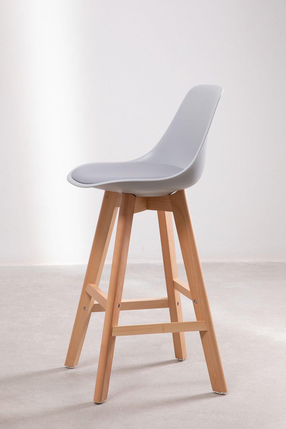 Pack de 4 taburetes altos 65 cm en madera de haya, polipropileno y polipiel gris Nordic Edition, imagen de galería 2