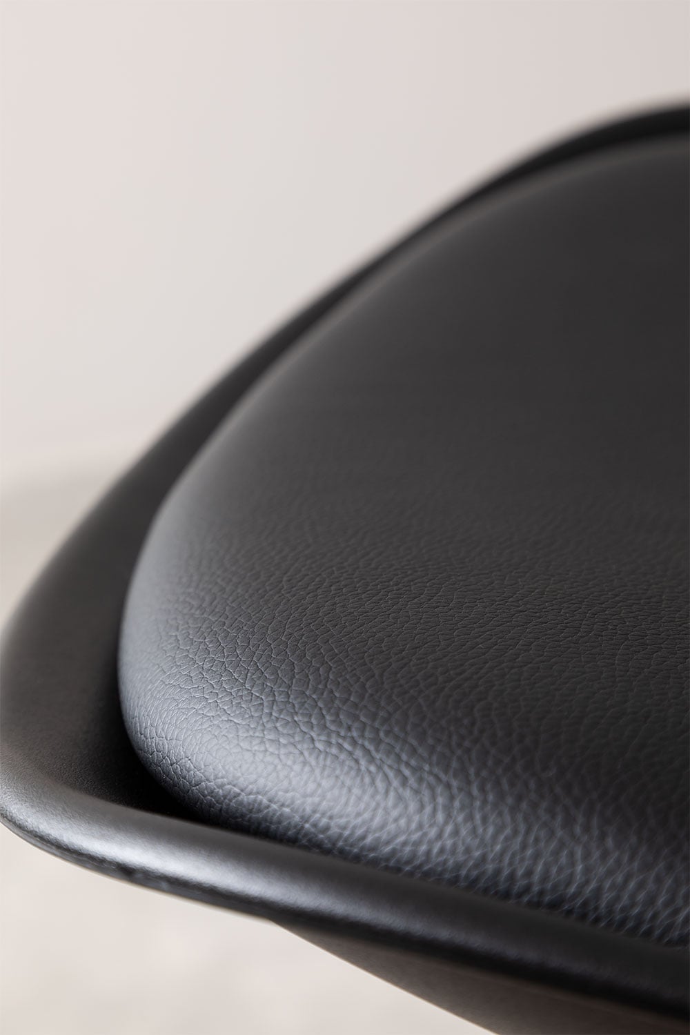 Pack de 2 taburetes altos 65 cm con cojín en polipiel negro Nordic, imagen de galer&iacute;a 6