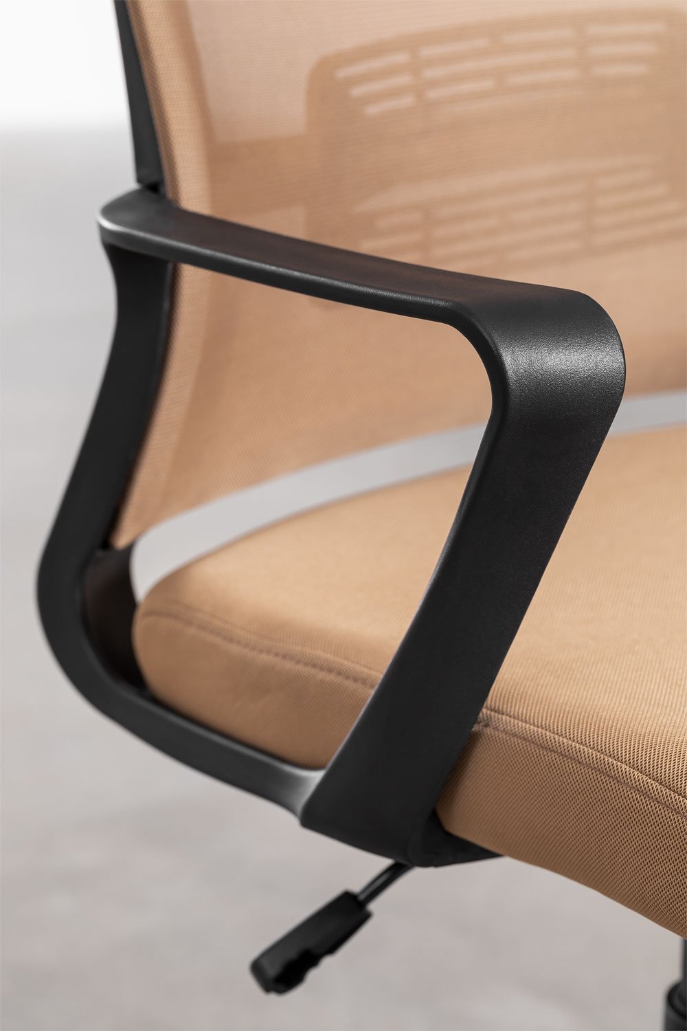 Silla de oficina con ruedas y reposacabezas en polipropileno Teill Black     , imagen de galería 7