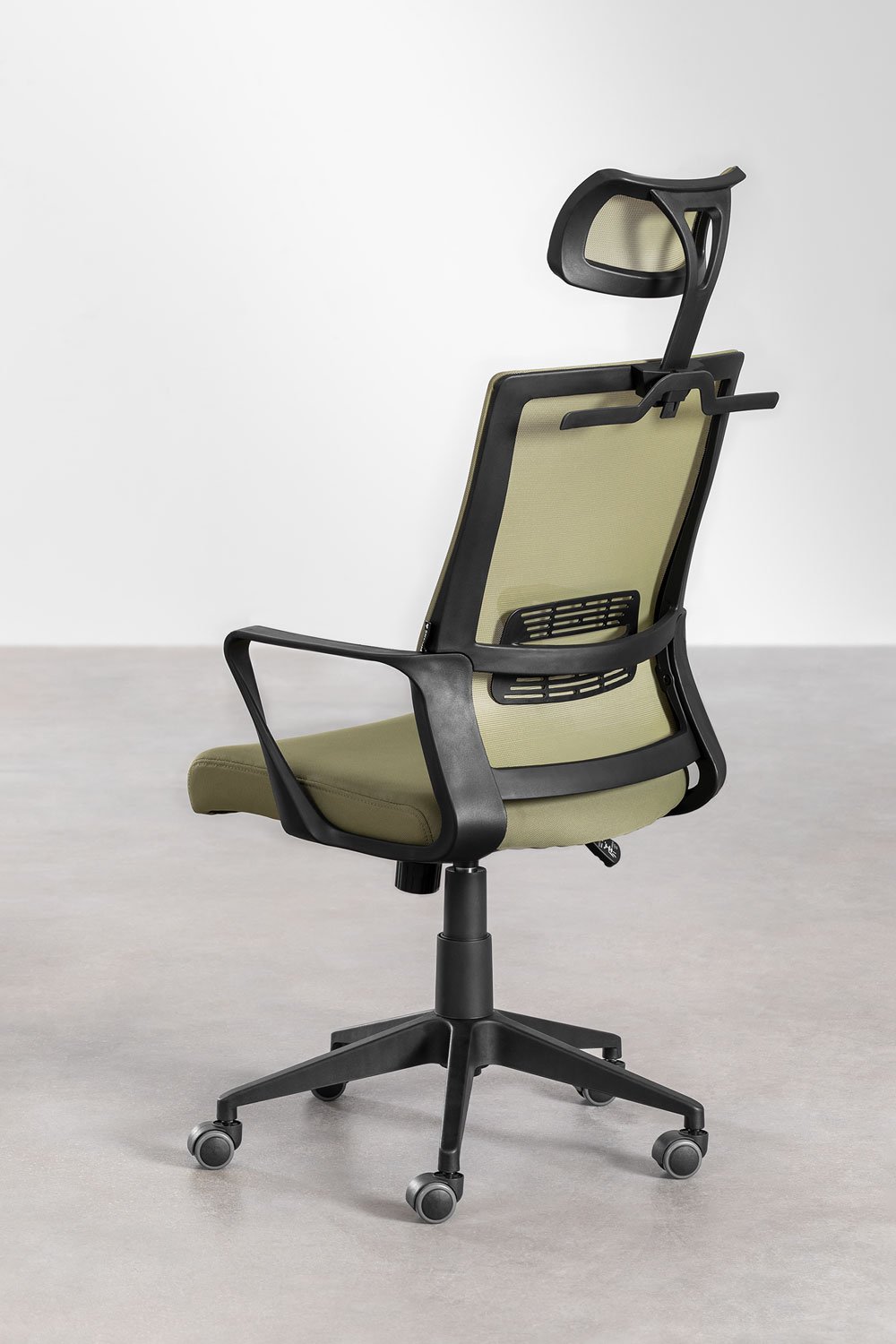 Silla de oficina con ruedas y reposacabezas en polipropileno Teill Black     , imagen de galería 4