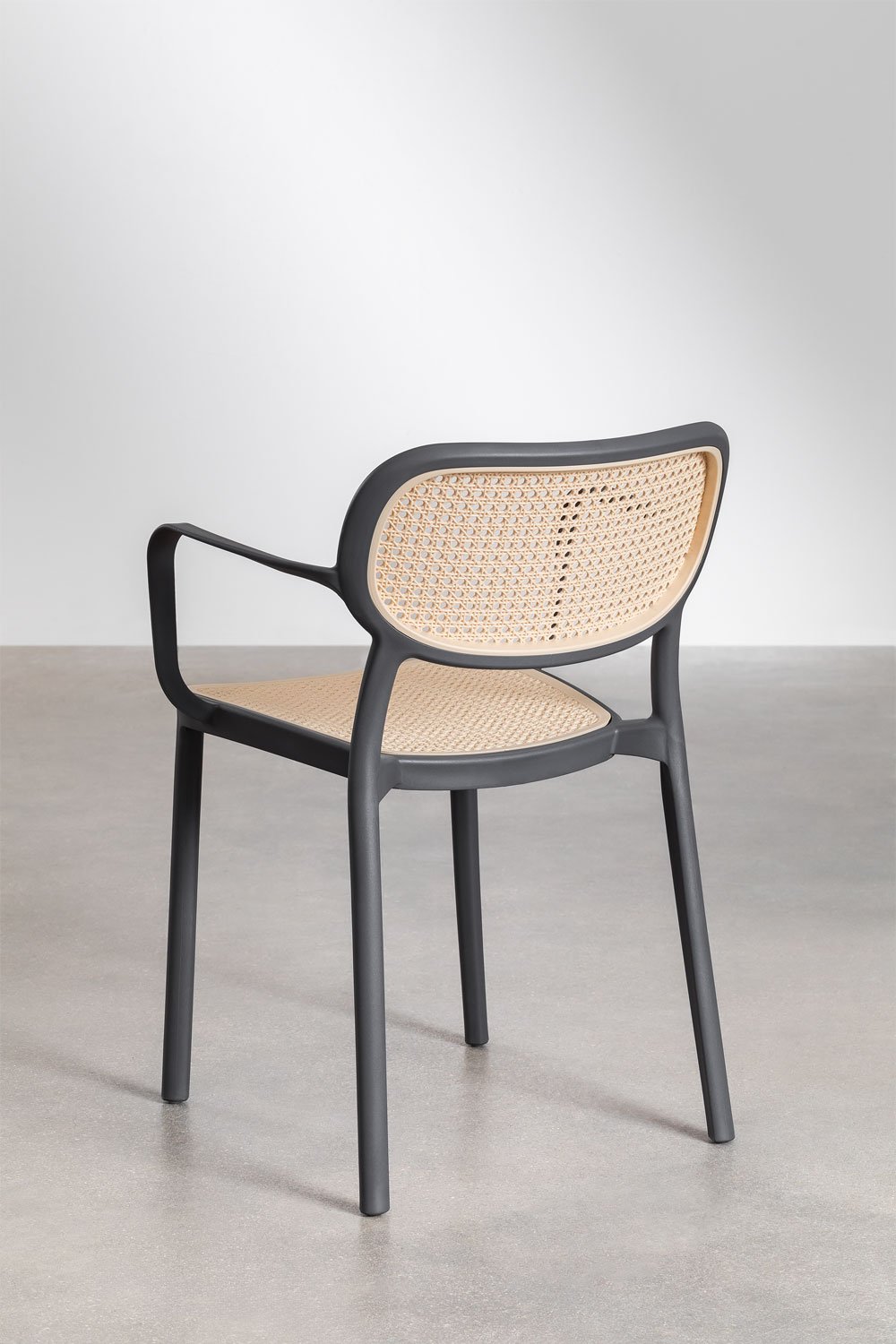 Silla de comedor apilable con reposabrazos en polipropileno Omara  , imagen de galería 5