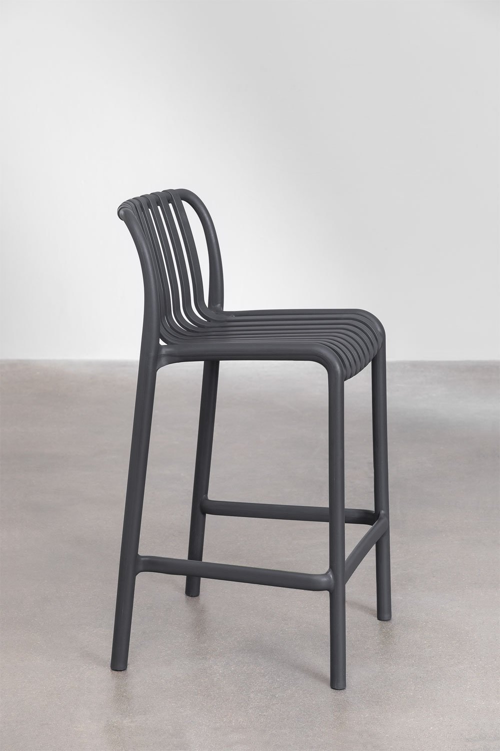 Taburete alto 65 cm apilable en polipropileno gris grafito Wendell, imagen de galería 2