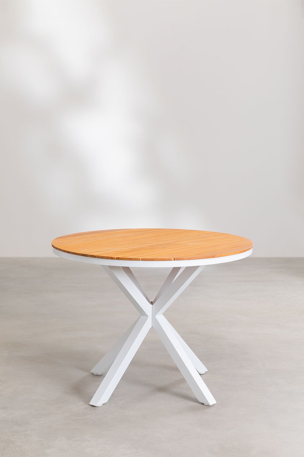 Mesa de jardín redonda en madera de eucalipto y aluminio Archer    , imagen de galer&iacute;a 4