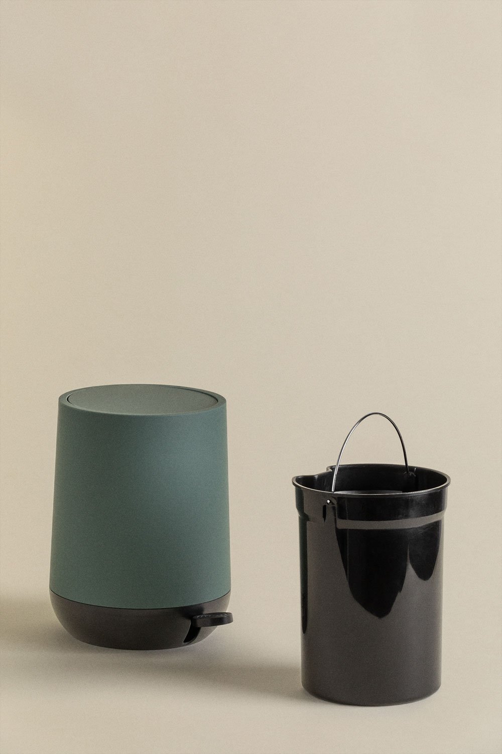 Papelera con tapa y pedal Vesey, imagen de galería 6