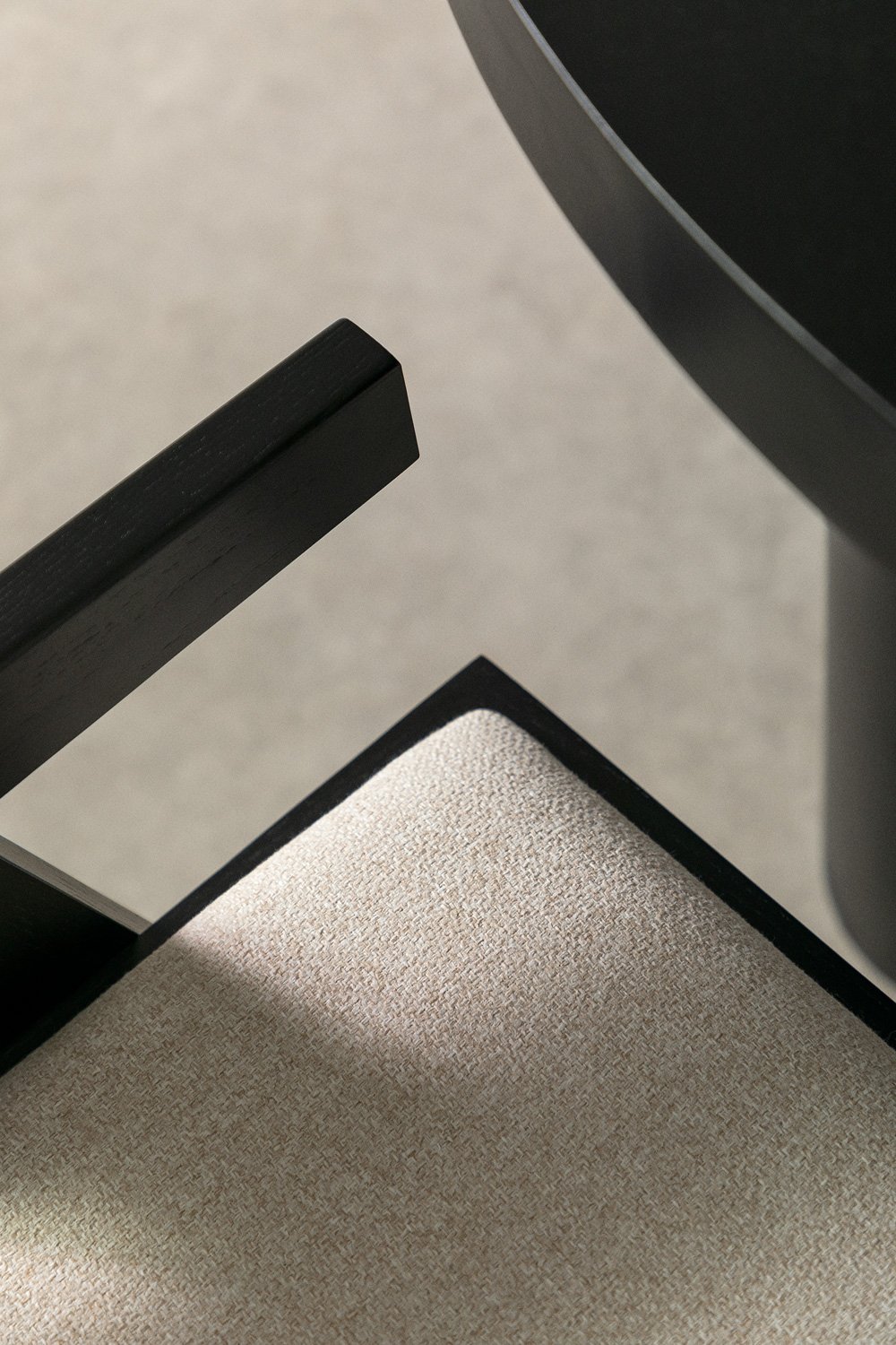 Silla de comedor en madera de fresno tapizada con reposabrazos Lali  , imagen de galería 3