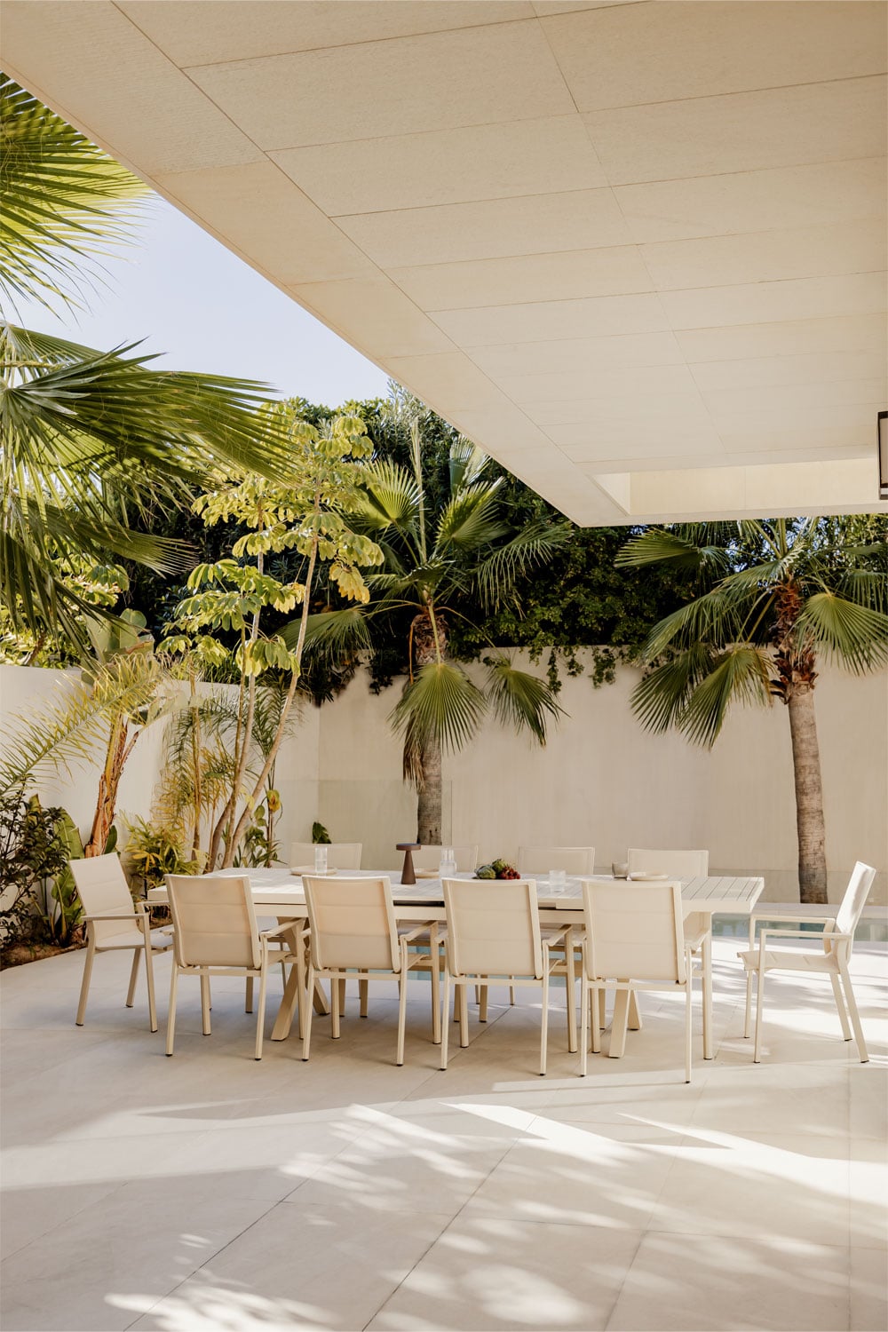 Set de mesa rectangular 240-300x100 cm extensible y 10 sillas de jardín apilables con reposabrazos en aluminio Karena, imagen de galer&iacute;a 1