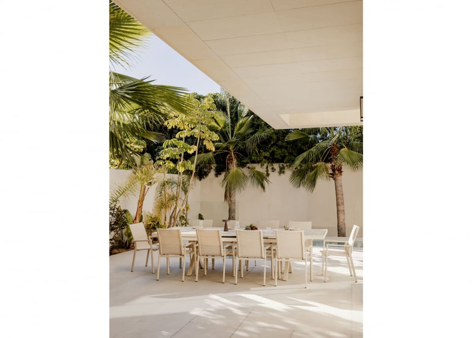 Set de mesa extensible rectangular 240-300x100 cm y 10 sillas de jardín apilables con reposabrazos en aluminio Karena