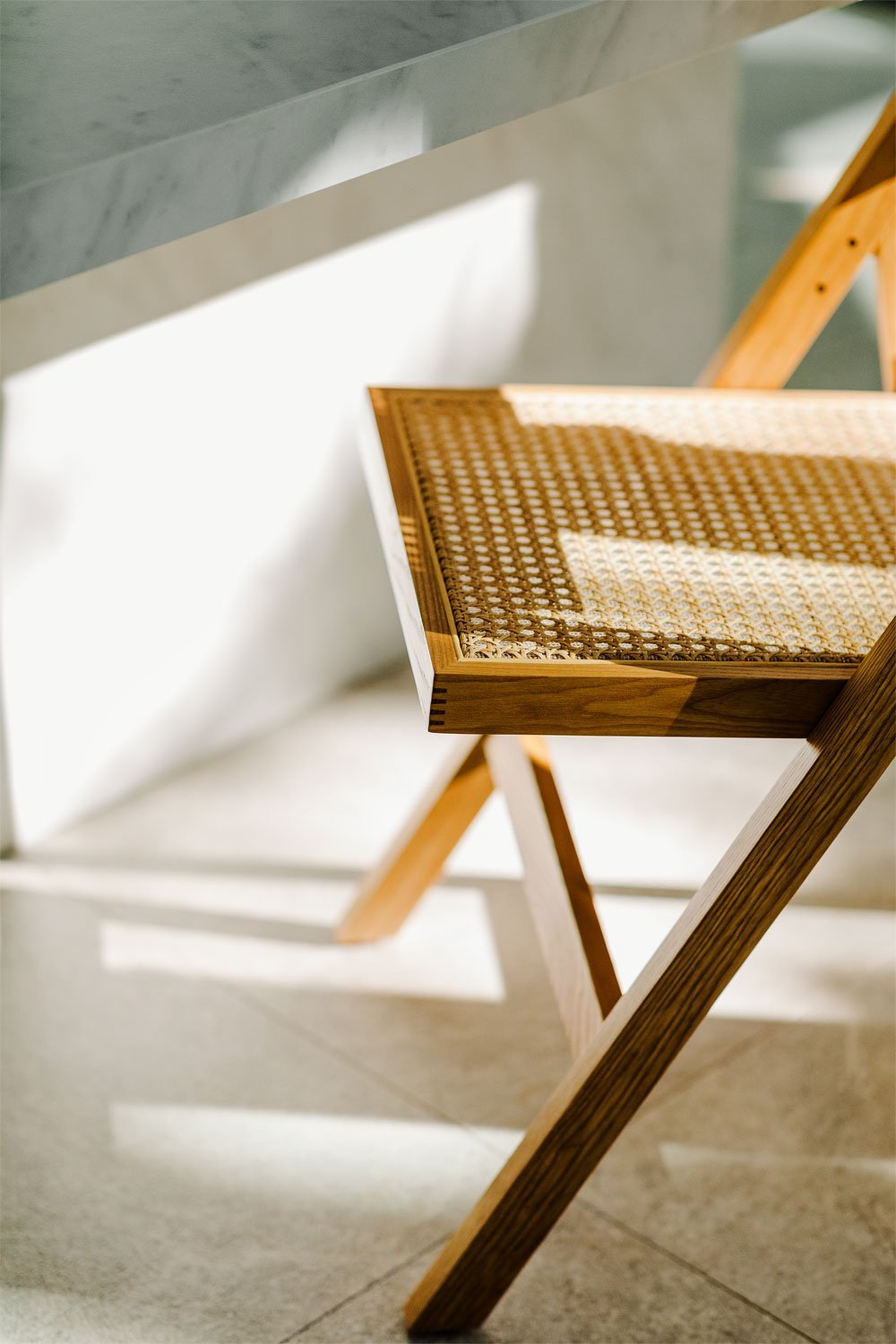 Silla de comedor plegable en madera de fresno y ratán Dallas, imagen de galería 2