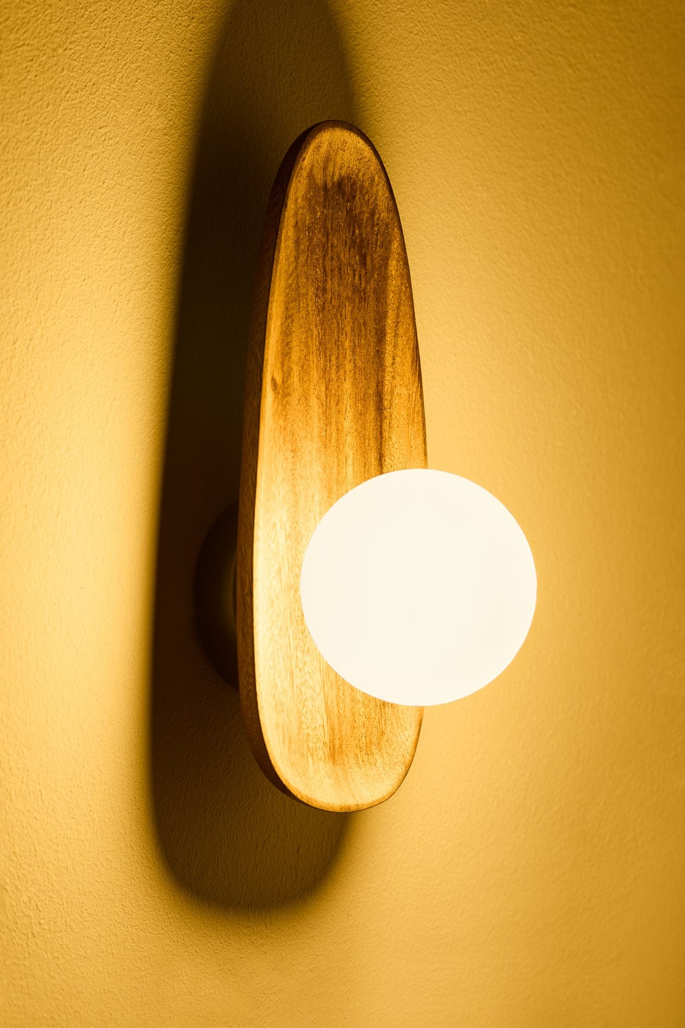 Aplique de pared en madera de acacia Freidy     , imagen de galer&iacute;a 3