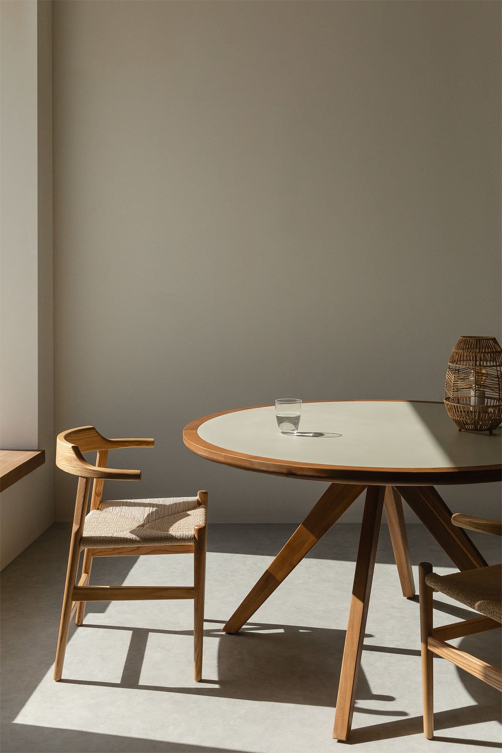 Set de mesa redonda (Ø130 cm) Gamila y 4 sillas de comedor  en cemento y madera de acacia New Noel  , imagen de galería 1