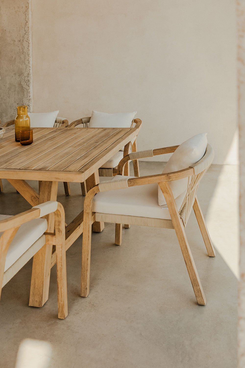 Silla de comedor con reposabrazos en madera de acacia Dubai , imagen de galería 1