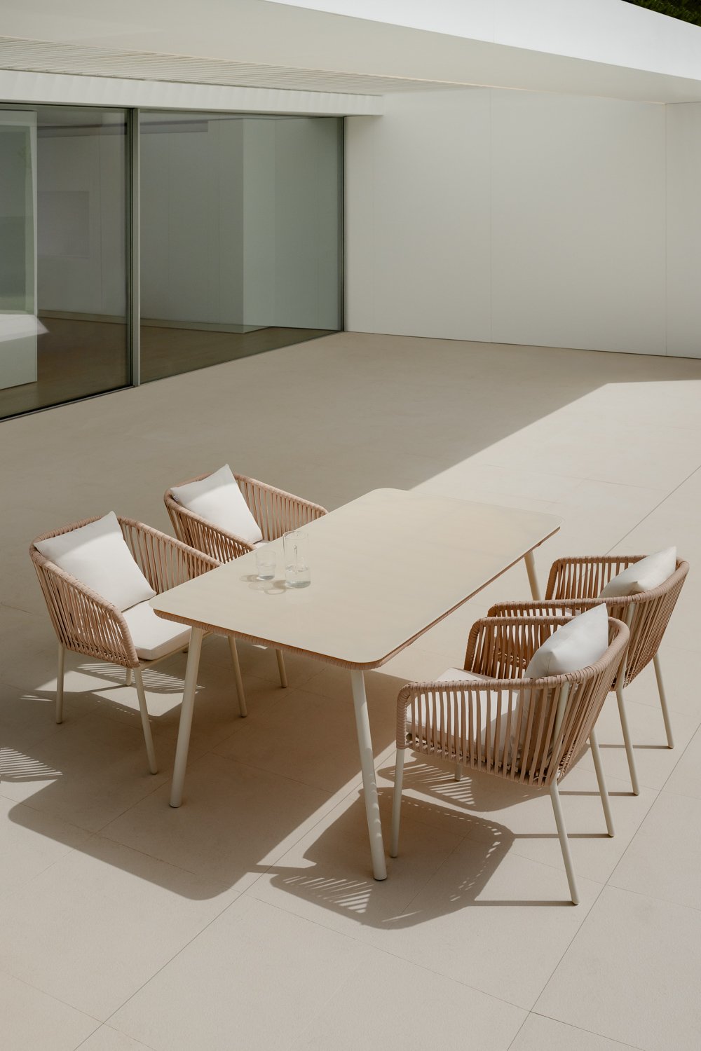 Mesa de jardín rectangular 160x90 cm en cristal y aluminio Arhiza, imagen de galería 1
