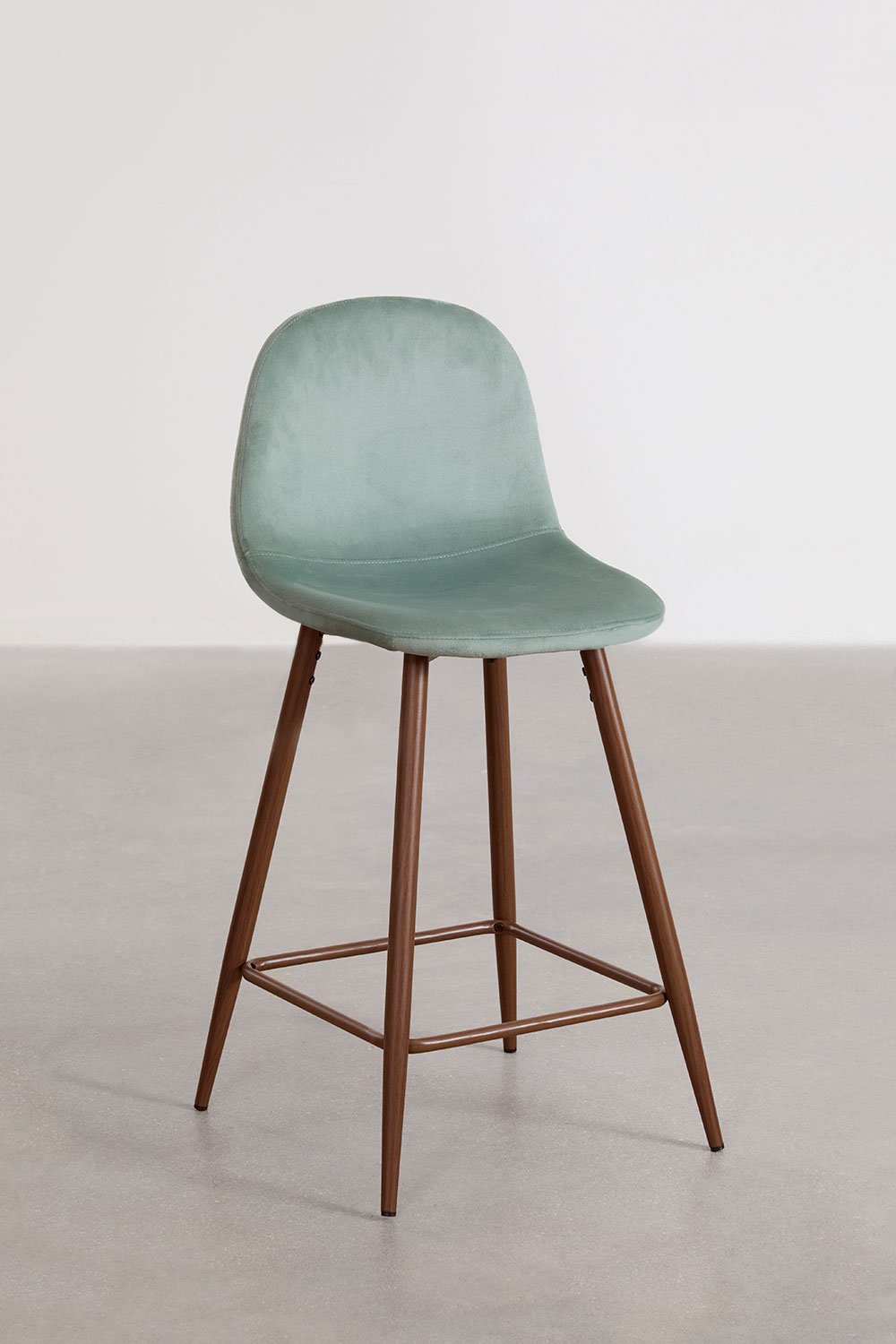 Taburete alto 65 cm en terciopelo verde abeto y patas acabado madera oscura Glamm, imagen de galería 2