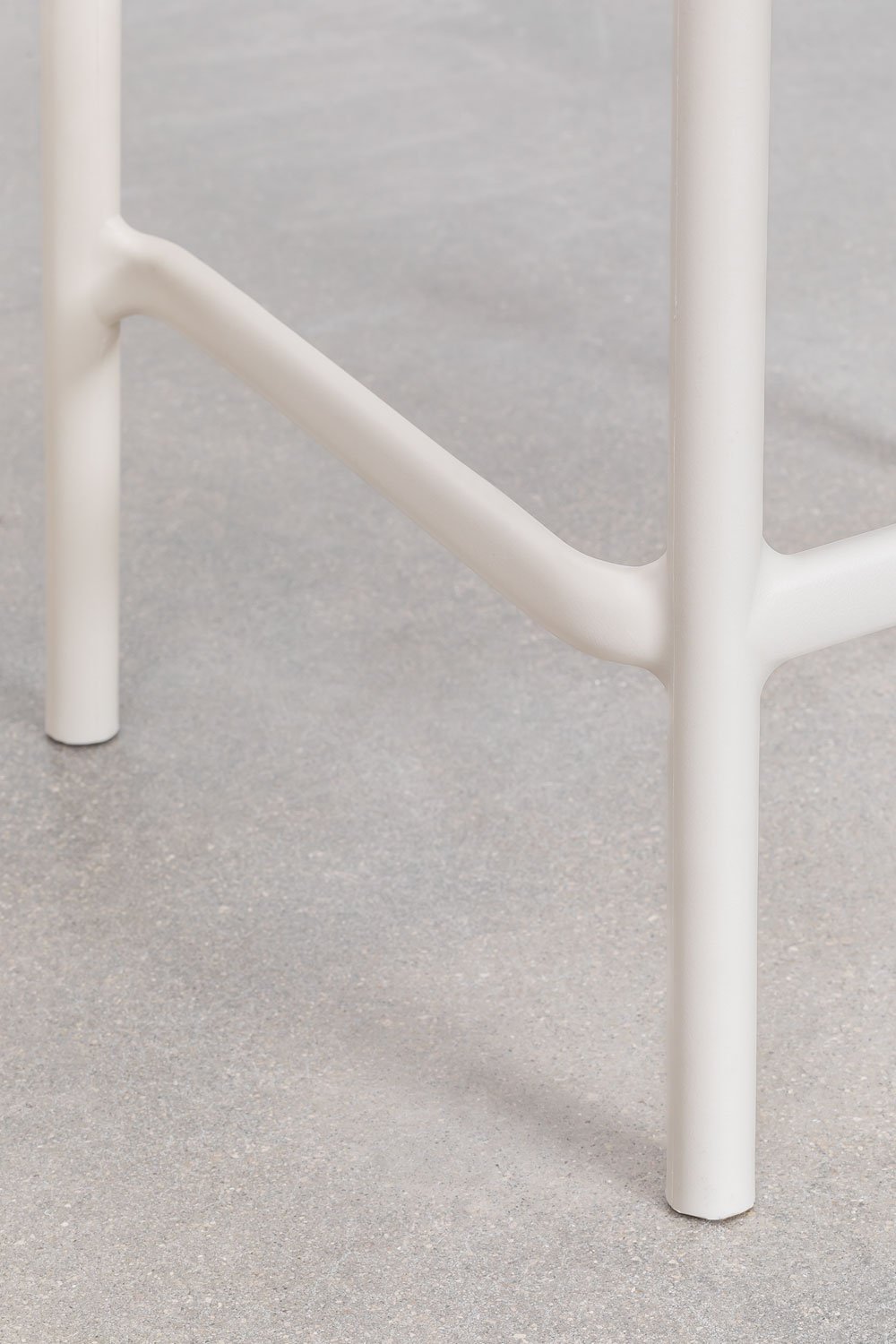 Pack de 2 taburetes altos 65 cm apilables en polipropileno beige tapioca Wendell, imagen de galería 6