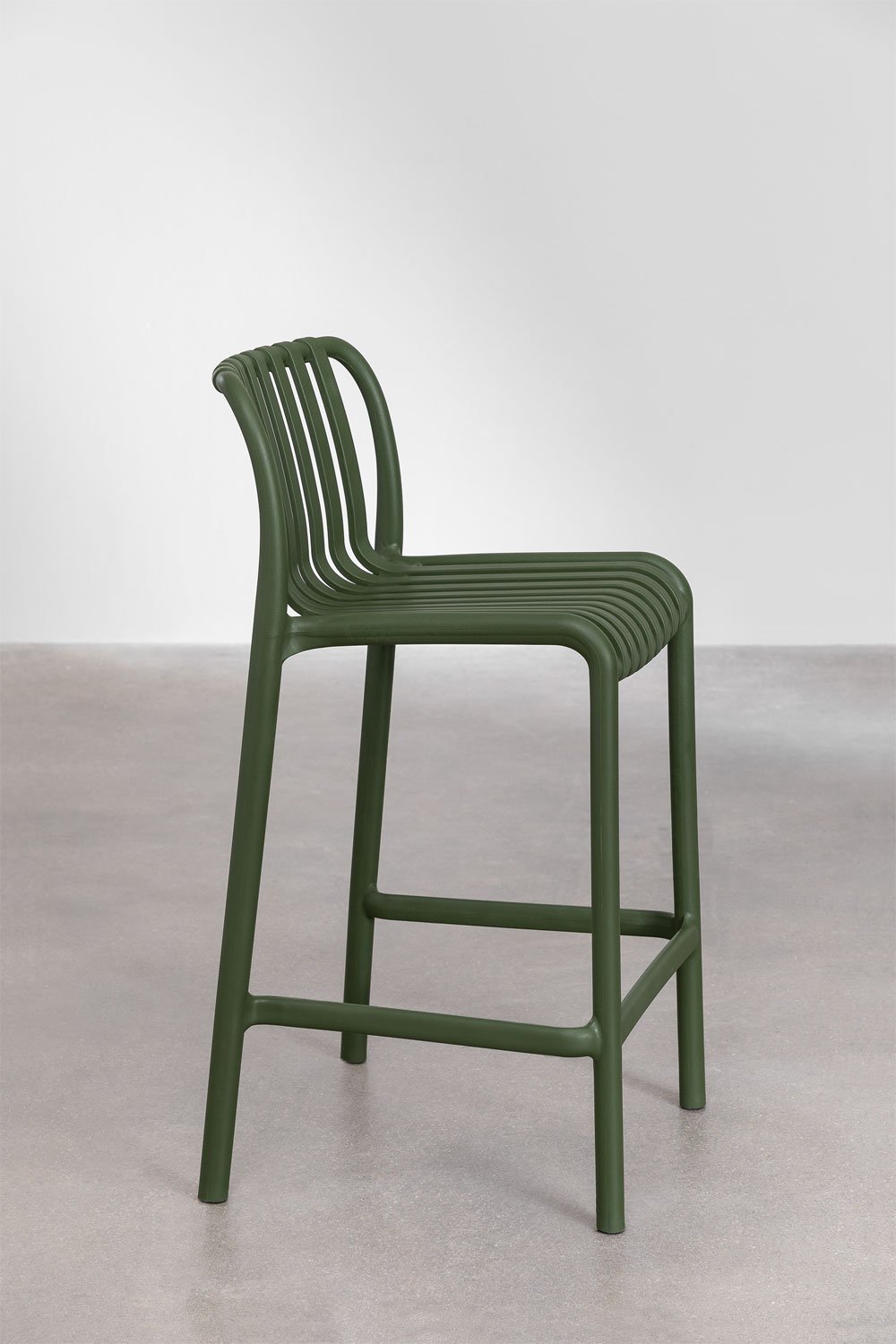 Pack de 4 taburetes altos 65 cm apilables en polipropileno verde pesto Wendell, imagen de galería 2