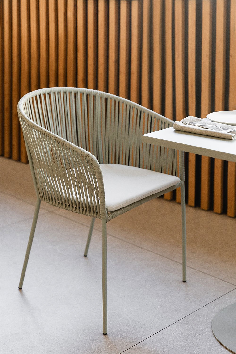 Pack de 2 sillas de comedor apilables con reposabrazos en hierro y cuerda trenzada Jocelyn, imagen de galería 1