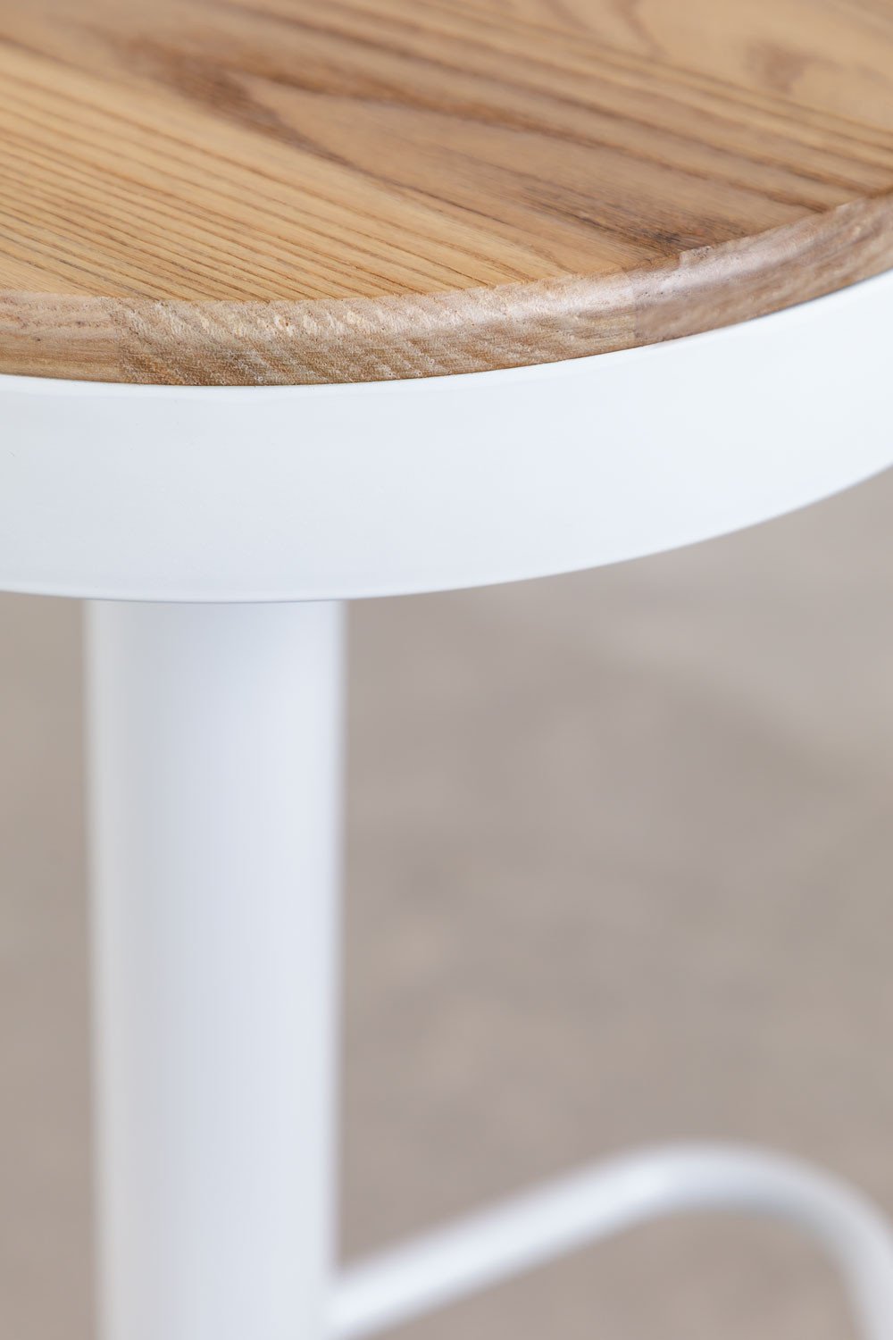 Pack de 4 taburetes altos regulables en acero blanco y madera de olmo Bardder, imagen de galería 5