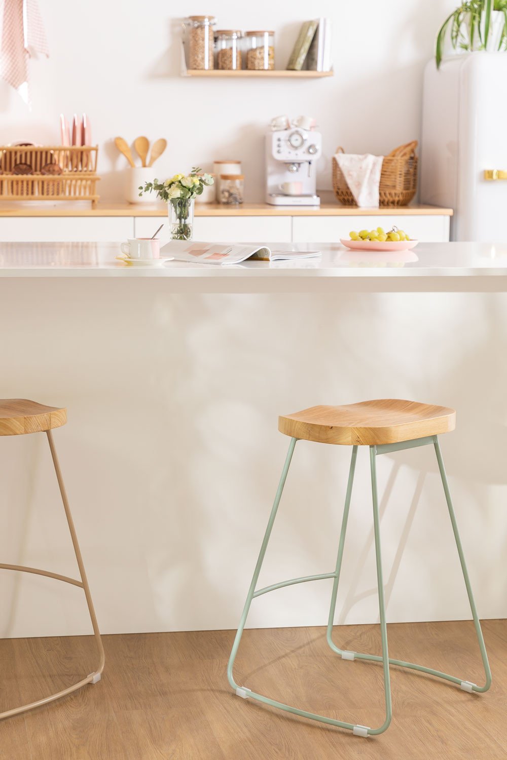 Pack de 4 taburetes altos 65 cm en acero mousse celadón y madera de olmo Neicol, imagen de galería 2