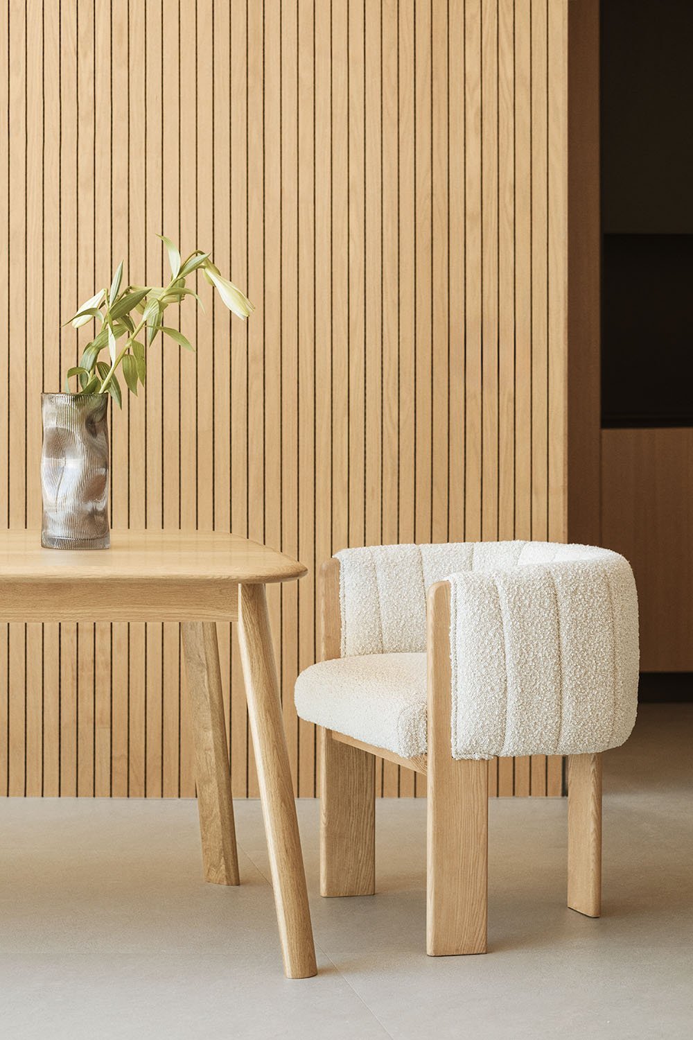 Silla de comedor en madera de fresno y tela bouclé Leo, imagen de galería 1