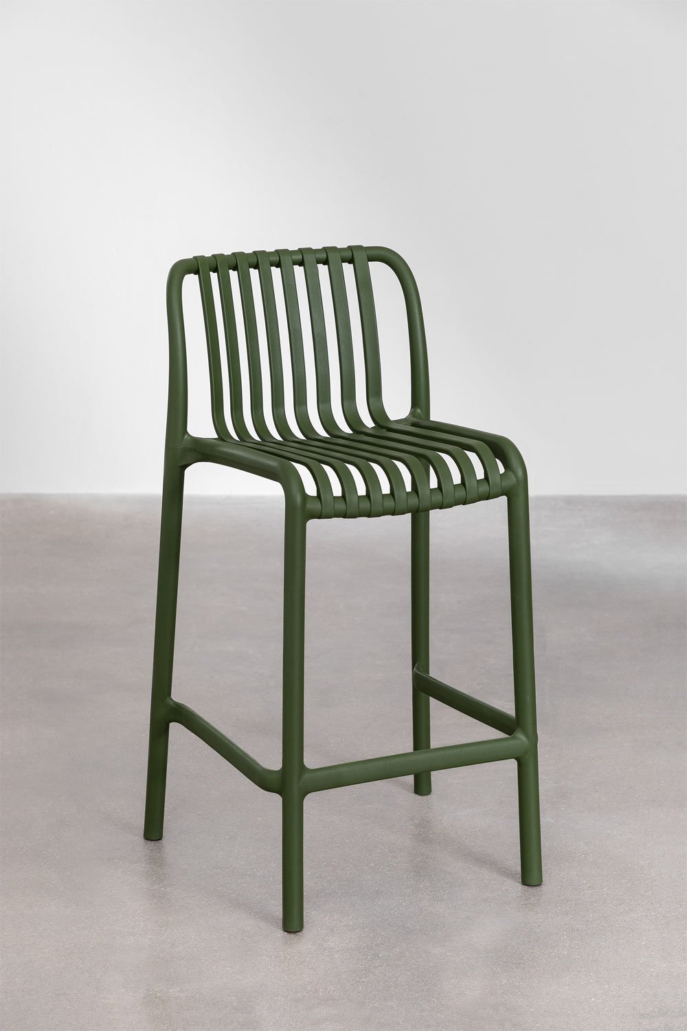 Pack de 4 taburetes altos 65 cm apilables en polipropileno verde pesto Wendell, imagen de galería 1