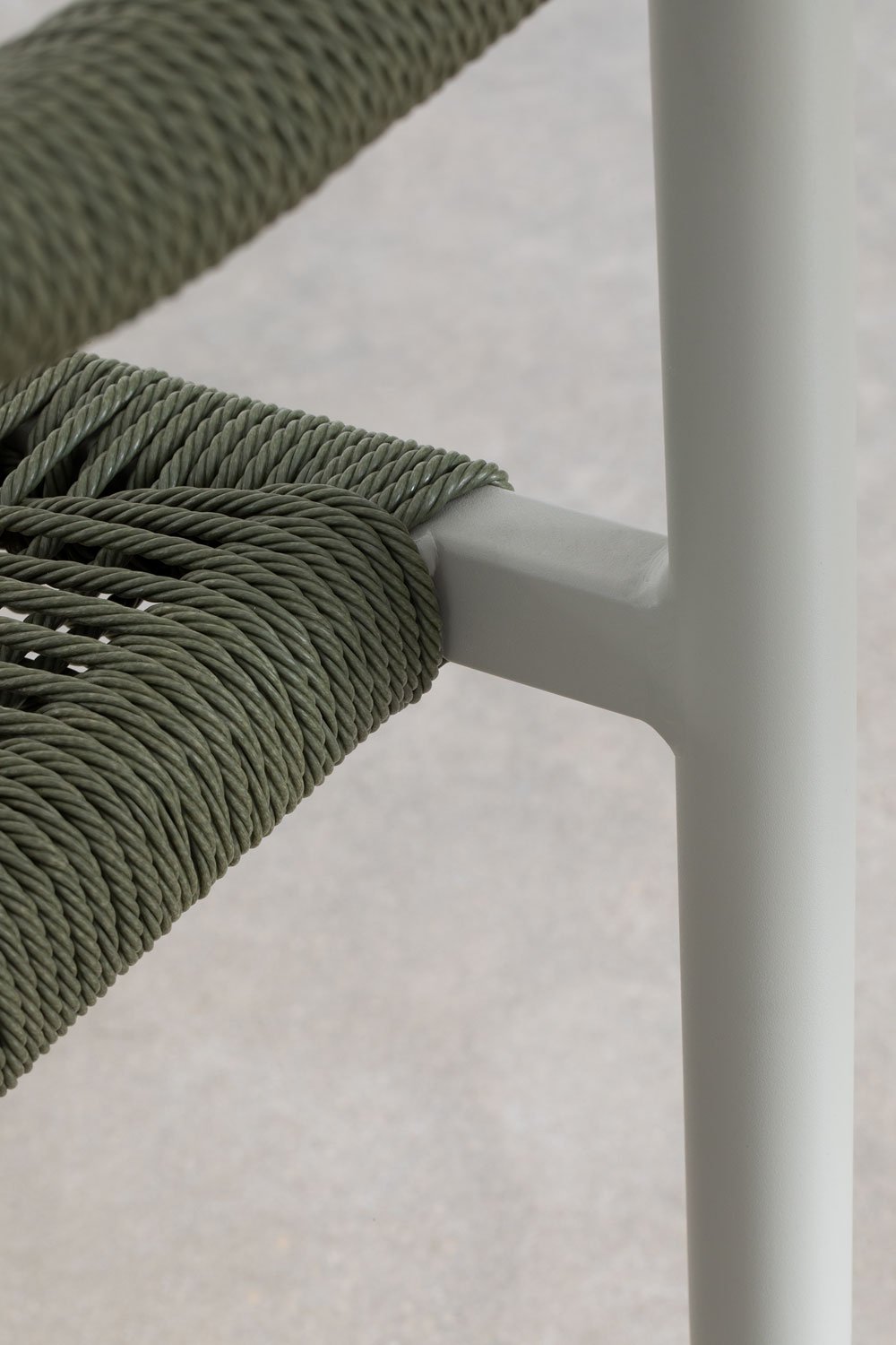 Silla de comedor apilable con reposabrazos en aluminio y ratán sintético Amatria , imagen de galería 6