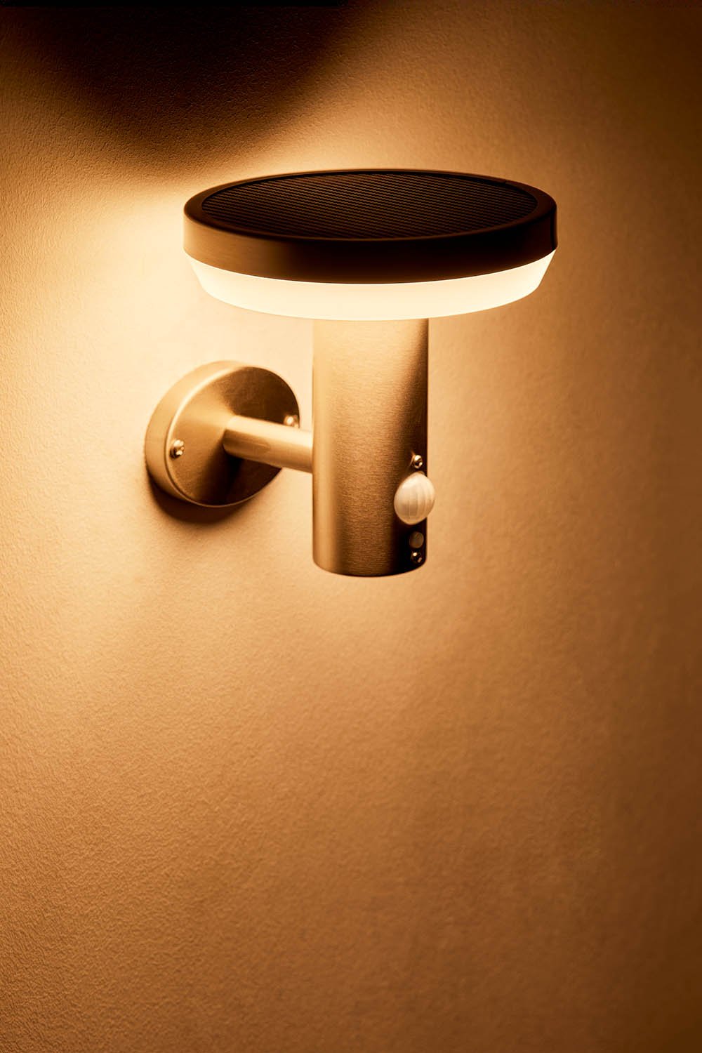 Lámpara de pared LED solar para exterior en acero inoxidable Ovint, imagen de galería 2