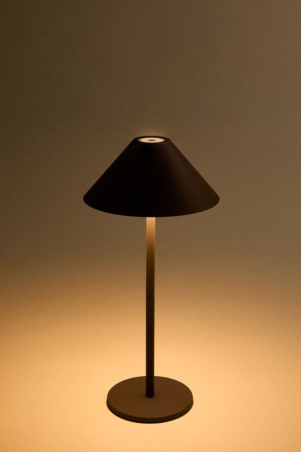 Lámpara de mesa LED inalámbrica para exterior Nebida, imagen de galer&iacute;a 3