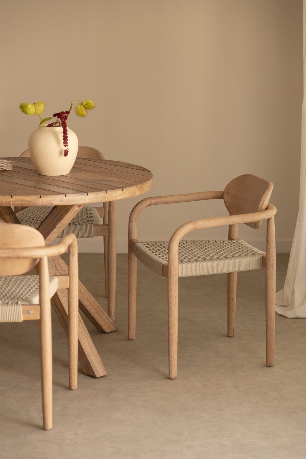 Silla de comedor con reposabrazos en madera Naele, imagen de galería 1