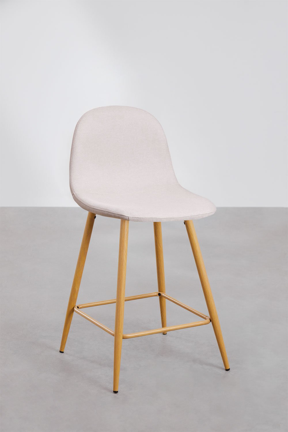 Taburete alto 65 cm en tela beige crema y patas acabado madera natural Glamm, imagen de galería 1