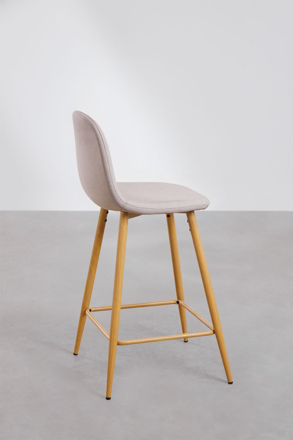 Taburete alto 65 cm en tela beige crema y patas acabado madera natural Glamm, imagen de galería 2