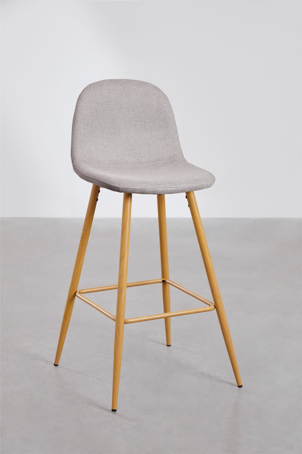 Taburete alto 75 cm en tela gris hormigón y patas acabado madera natural Glamm, imagen de galería 1