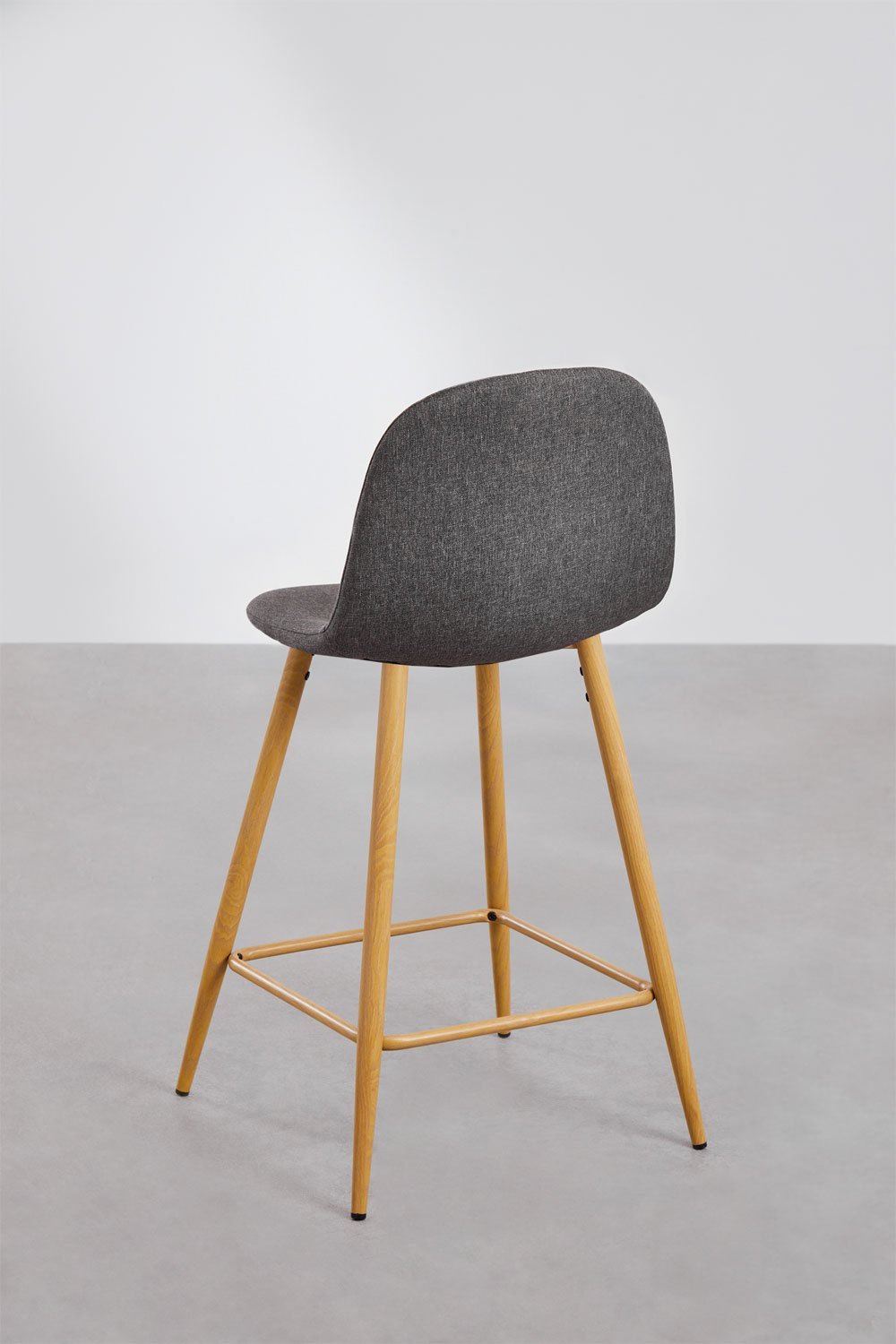 Taburete alto 65 cm en tela gris antracita y patas acabado madera natural Glamm, imagen de galer&iacute;a 3