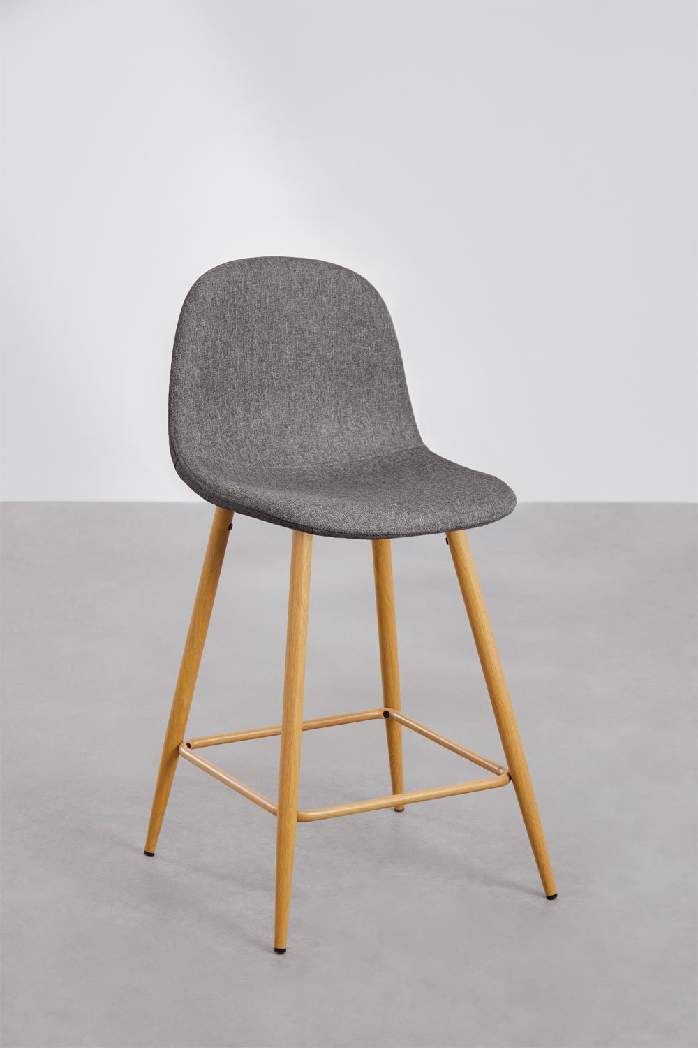 Taburete alto 65 cm en tela gris antracita y patas acabado madera natural Glamm, imagen de galería 1