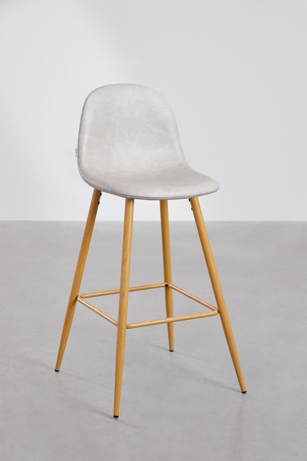 Pack de 2 taburetes altos 75 cm en polipiel gris topo claro y patas acabado madera natural Glamm, imagen de galería 1