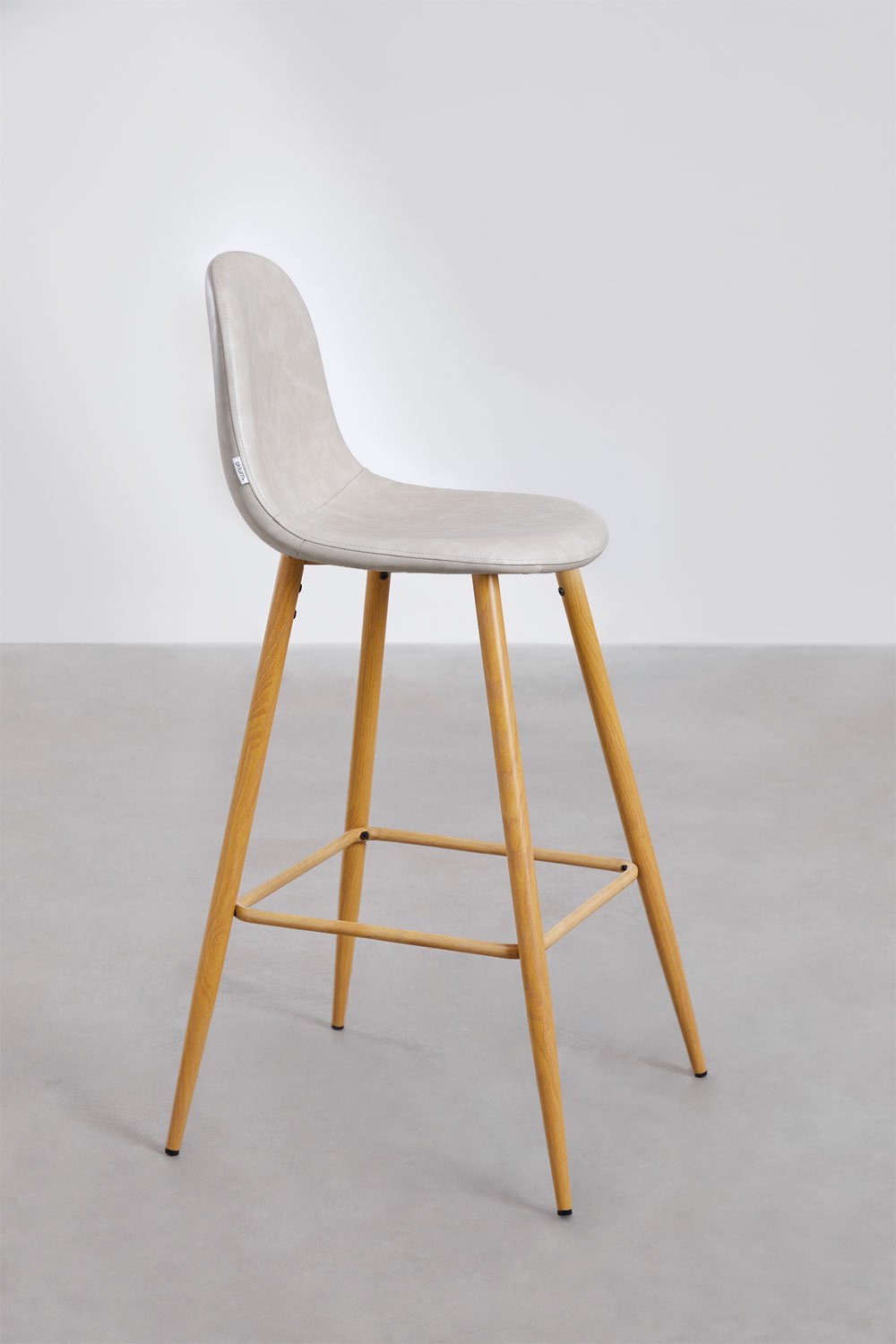 Pack de 2 taburetes altos 75 cm en polipiel gris topo claro y patas acabado madera natural Glamm, imagen de galería 2