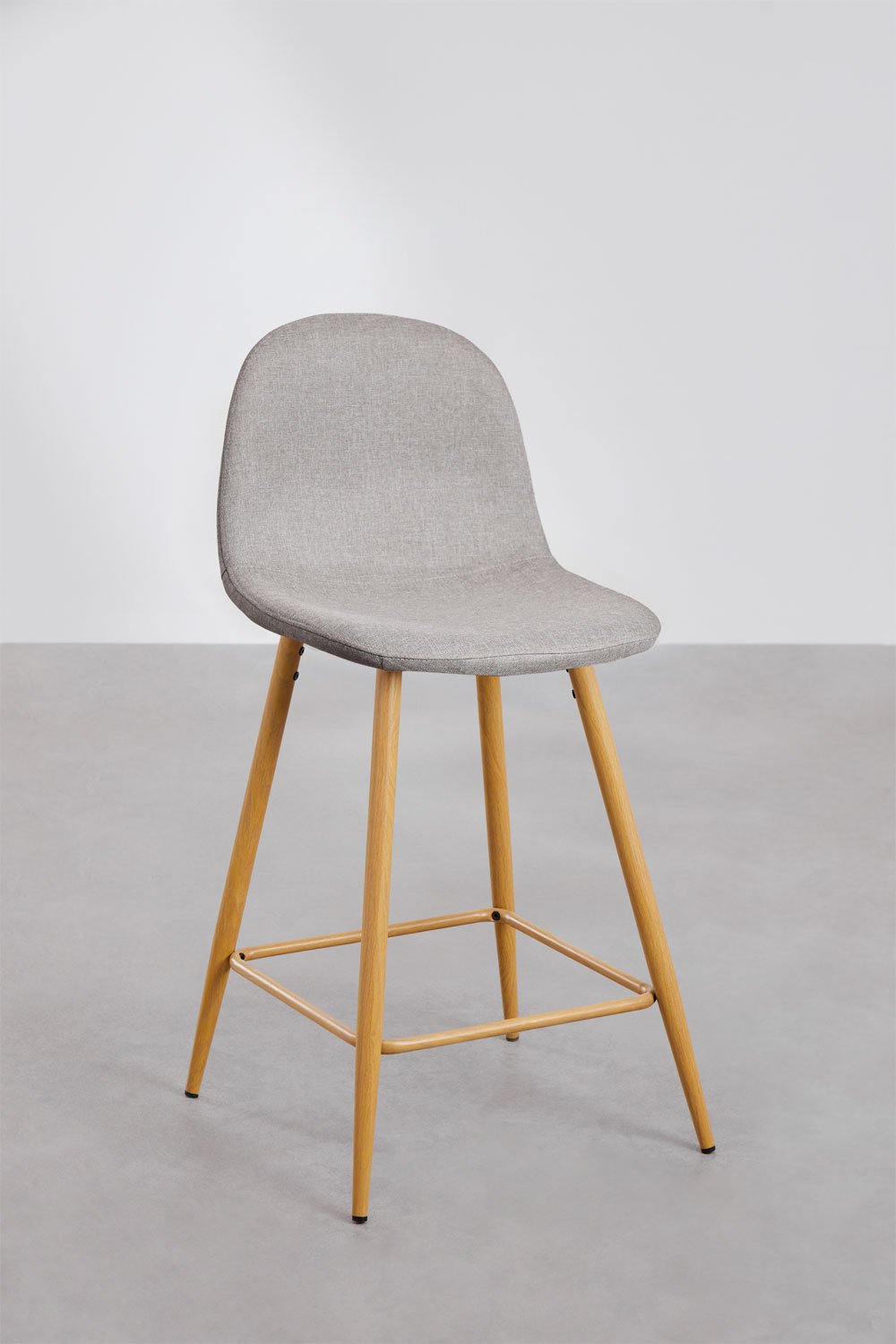 Taburete alto 65 cm en tela gris hormigón y patas acabado madera natural Glamm, imagen de galería 1