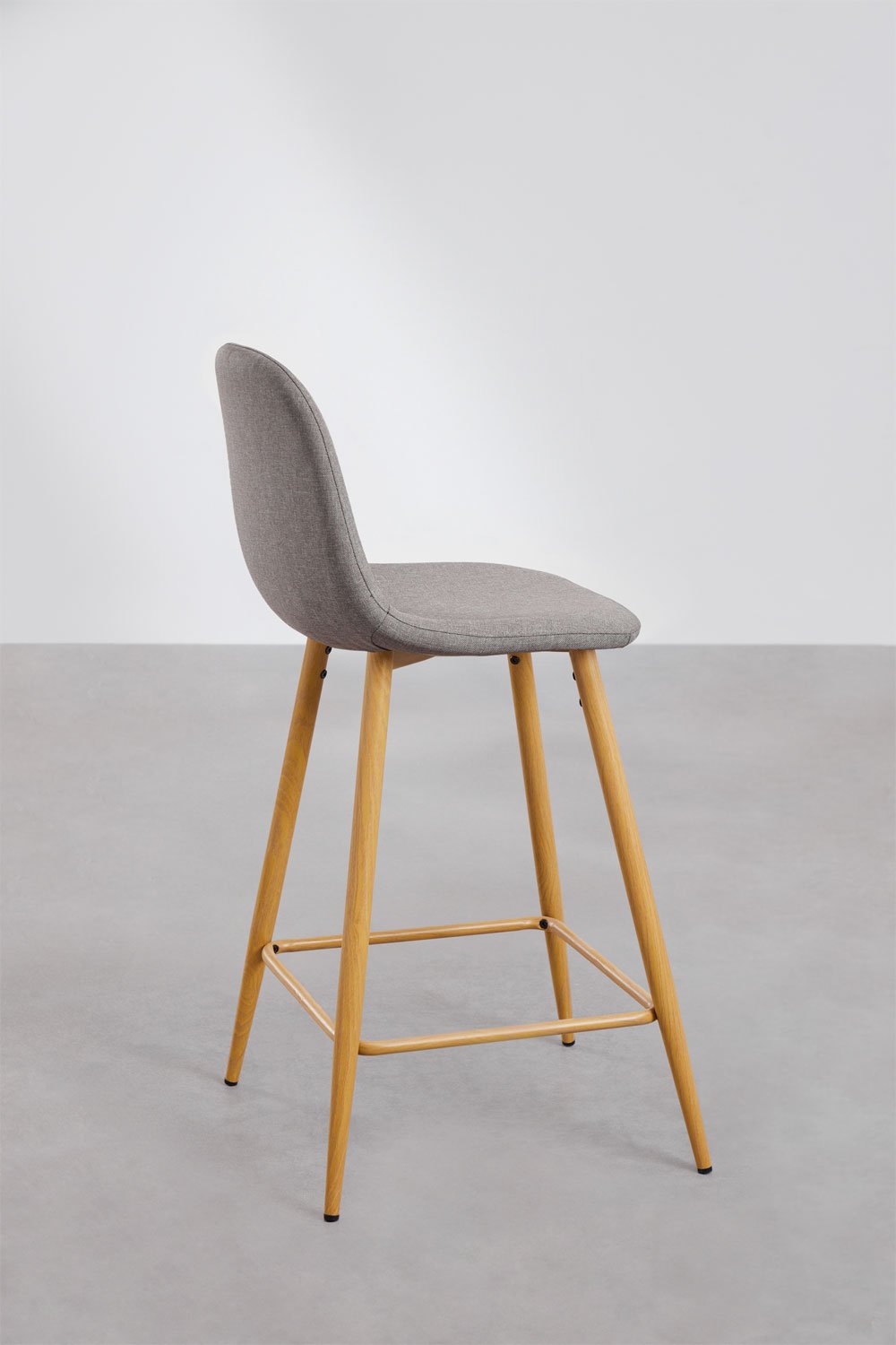 Taburete alto 65 cm en tela gris hormigón y patas acabado madera natural Glamm, imagen de galería 2