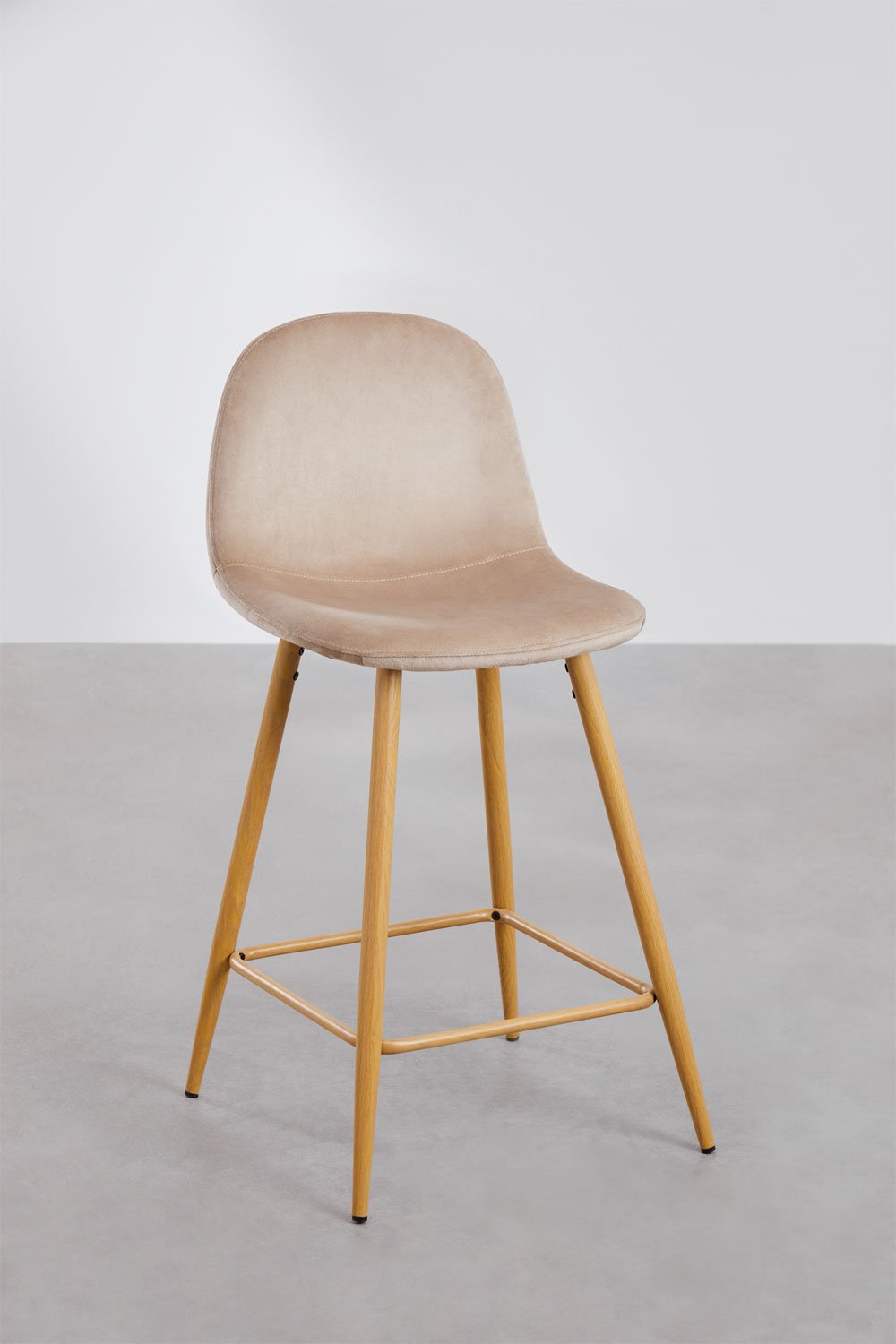 Taburete alto 65 cm en terciopelo marrón trigo y patas acabado madera natural Glamm, imagen de galería 2