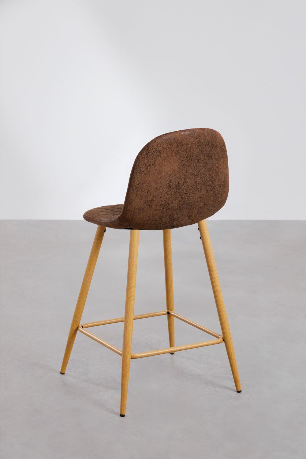 Pack de 4 taburetes altos 65 cm en polipiel café diamond y patas acabado madera natural Glamm, imagen de galería 3