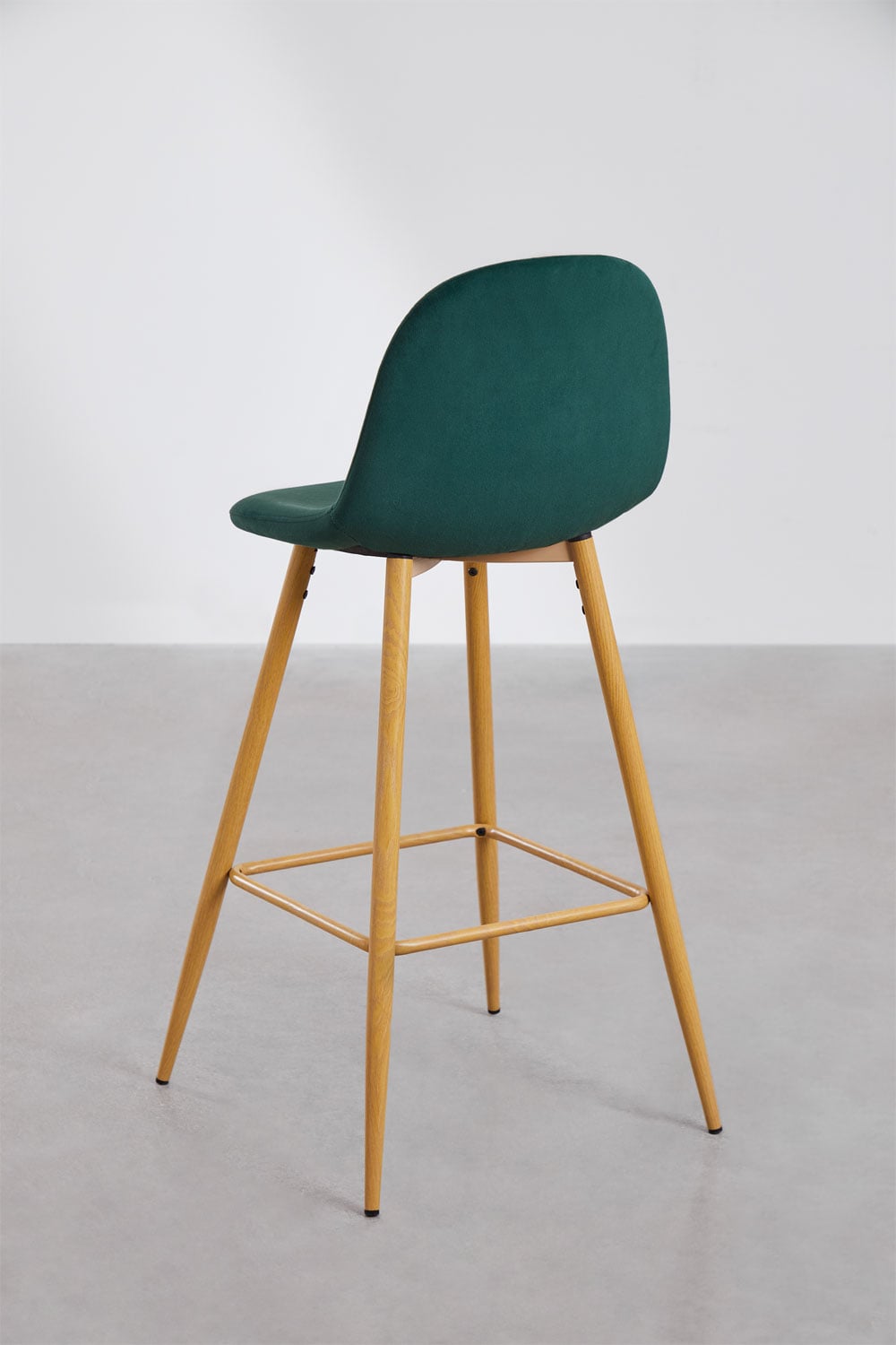 Taburete alto 75 cm en terciopelo verde jungla y patas acabado madera natural Glamm, imagen de galer&iacute;a 3